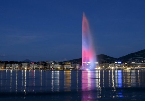 Jet d'eau de Genève Vue de nuit du Jet d'eau de Genève