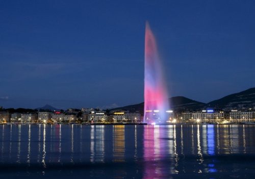 Vue de nuit du Jet d'eau de Genève