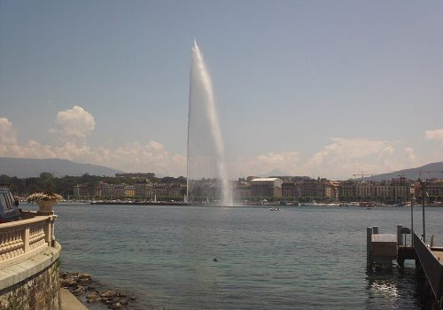 Jet d'eau de Genève Vue de nuit du Jet d'eau de Genève